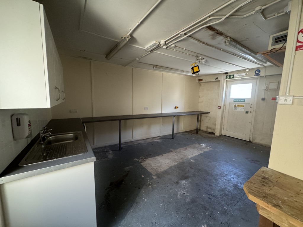 Lot: 80 - VERSATILE PROPERTY WITH POTENTIAL CLOSE TO TOWN CENTRE - Ground floor room three